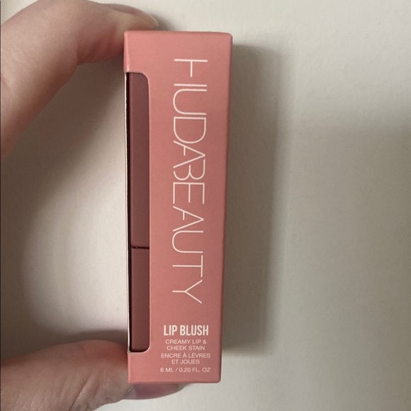 HUDA BEAUTY Other - HUDA BEAUTY Lip Blush - Berry Kiss